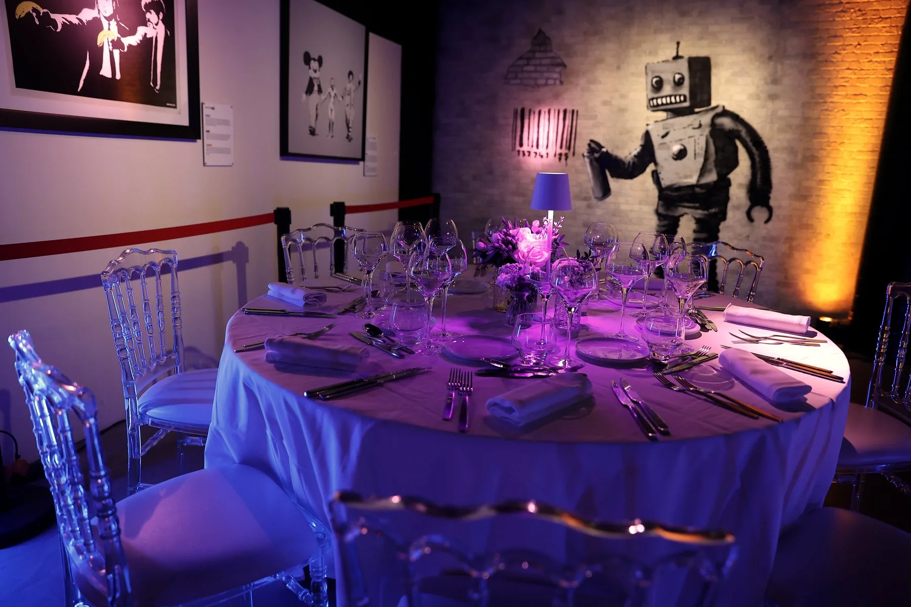 Salle du musée dressée pour un dîner